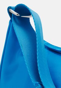 Weekday ZARI BAG - Mala de mão - blue