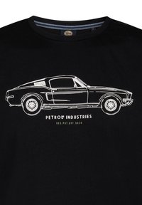 Sort T-shirt med en hvid konturillustration af en klassisk bil og teksten "PETROL INDUSTRIES" i hvid og grøn.