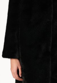 Abercrombie & Fitch Faux Fur Coat - Abrigo clásico - black beauty