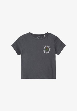 Graues T-Shirt mit kurzen Ärmeln aus Baumwolle, mit Rundhalsausschnitt und Druckknopfverschluss an einer Schulter. Grafik "DEN TAG MIT SPASS VERBRINGEN" mit Fahrzeug.
