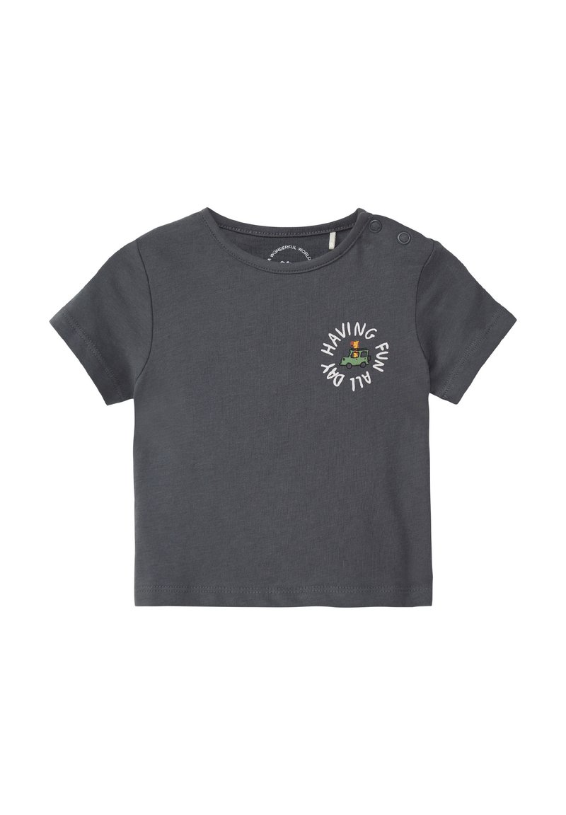Graues T-Shirt mit kurzen Ärmeln aus Baumwolle, mit Rundhalsausschnitt und Druckknopfverschluss an einer Schulter. Grafik "DEN TAG MIT SPASS VERBRINGEN" mit Fahrzeug.
