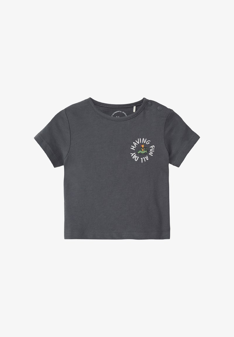 Grijze korte mouwen T-shirt van katoen, met een ronde hals en drukknoopsluiting op één schouder. Grafisch ontwerp met de tekst "IEDEREN DE HELE DAG PLEZIER" en een voertuig.