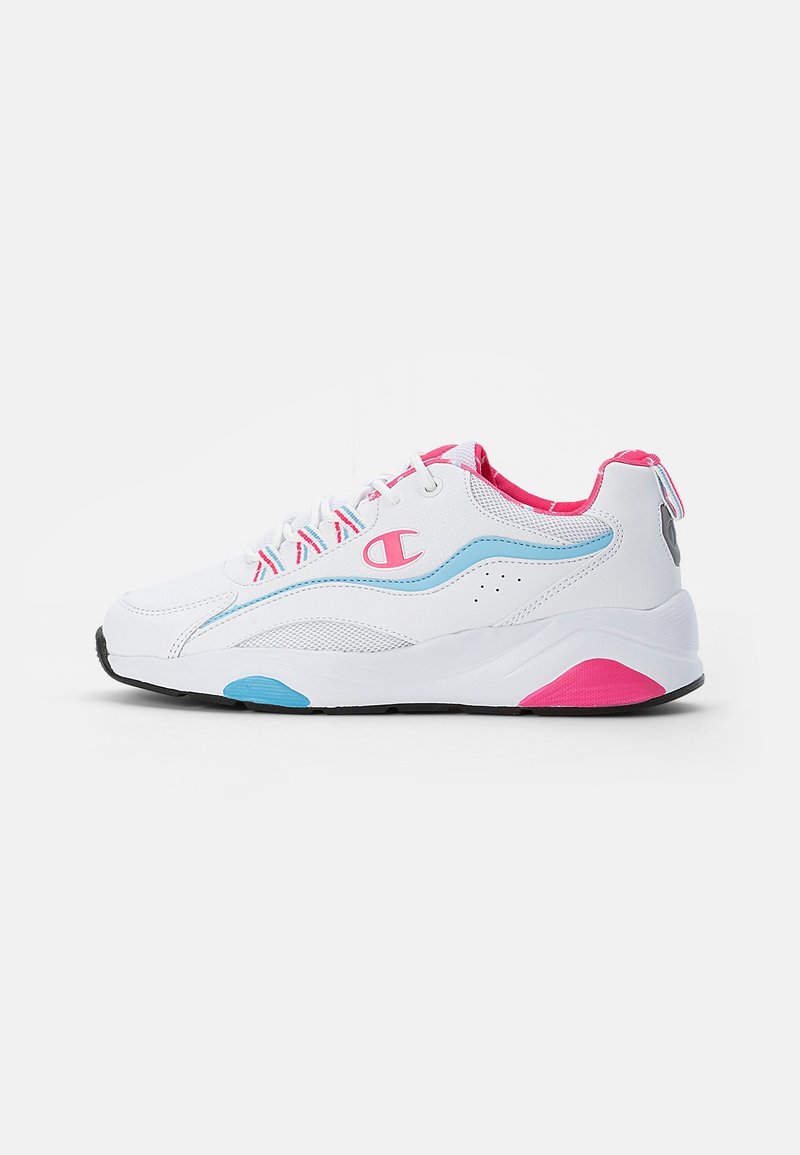 Chaussure de sport blanche avec des accents rose et bleu, doublure intérieure rose, lacets rayés et un logo Champion sur le côté, présentée sur fond blanc.