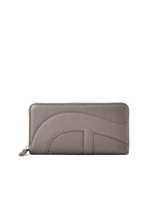 Cartera gris de piel con cremallera, superficie texturizada y un diseño abstracto curvado cosido en la parte frontal.
