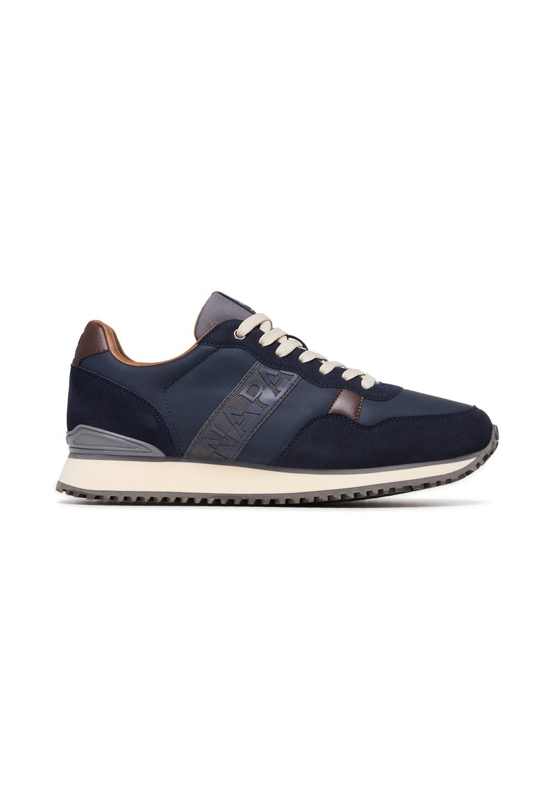 Sneakers blu navy con tomaia in pelle liscia, dettagli in suede a contrasto, suola intermedia bianco sporco e suola esterna in gomma testurizzata; presenta il logo sul lato.