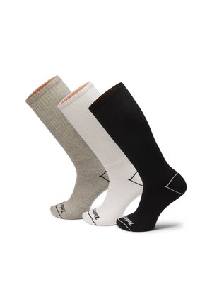 Tre par knæstrømper i grå, hvid og sort. Hver har en ribbet tekstur og manchetter i kontrastfarver.