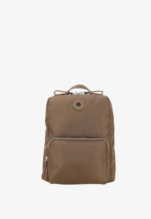 Sac à dos rectangulaire marron avec une poche avant zippée, une poignée supérieure et des fermetures à double zip sur un fond blanc uni.