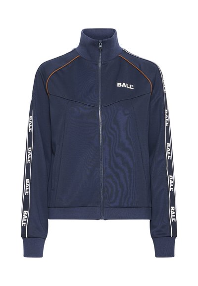 Granatowa kurtka zapinana na zamek z wysokim kołnierzem, bocznymi kieszeniami i kontrastującymi brązowymi lamówkami; posiada białe logo "BALL" wzdłuż rękawów.