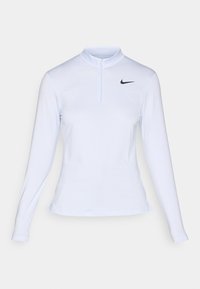 Maglietta atletica a maniche lunghe di colore azzurro chiaro con colletto a mezza zip, caratterizzata da una texture a coste e un logo Nike nero sul lato superiore sinistro.