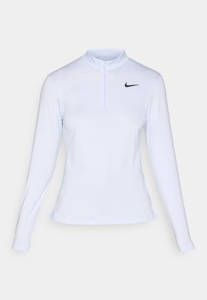 Tricou sportiv cu mânecă lungă de culoare albastru deschis, cu guler cu jumătate de fermoar, prezentând o textură ribbed și un logo Nike negru în partea stângă sus.