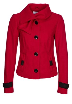 Chaqueta ajustada roja para mujer con botones negros, detalle de lazo en el cuello ancho, bolsillos delanteros y acentos de tiras negras en los puños.