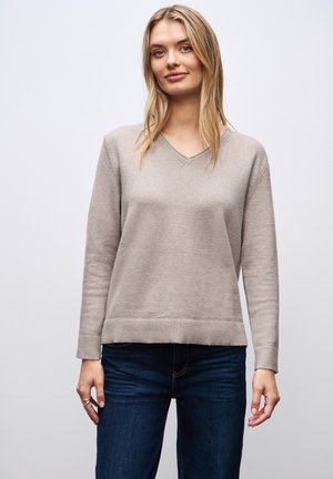 - Sweter