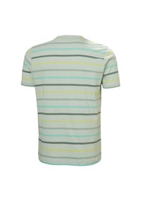 Camiseta de manga corta en verde claro con rayas horizontales en azul, amarillo y gris. Tejido de algodón suave y cuello redondo.