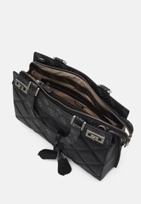 Borsa Guess nera con manici a monogramma, molteplici scomparti con zip, texture trapuntata e dettagli in metallo.