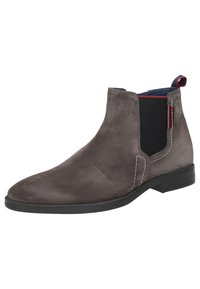 Graue Wildleder Chelsea-Boots mit elastischen Seitenpaneelen, kontrastierender weißer Naht, schwarzer Gummisohle und einem roten Akzent-Ziehlaschen.