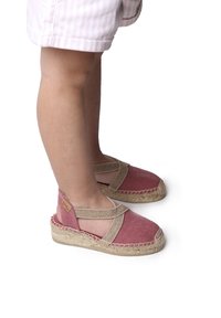 Raudonos drobės espadrilės su smėlio spalvos pintomis dirželiais ir jute virvės padais. Uždara nosies konstrukcija su kryžminiais dirželių detalėmis, užtikrinančiomis tvirtą prigludimą.