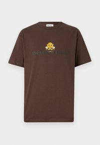 Brun bomull T-skjorte med et tegneseriebi-grafikk og teksten "de nye originalene" under designet. Korte ermer og rund hals.