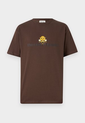 Brun bomull T-skjorte med et tegneseriebi-grafikk og teksten "de nye originalene" under designet. Korte ermer og rund hals.