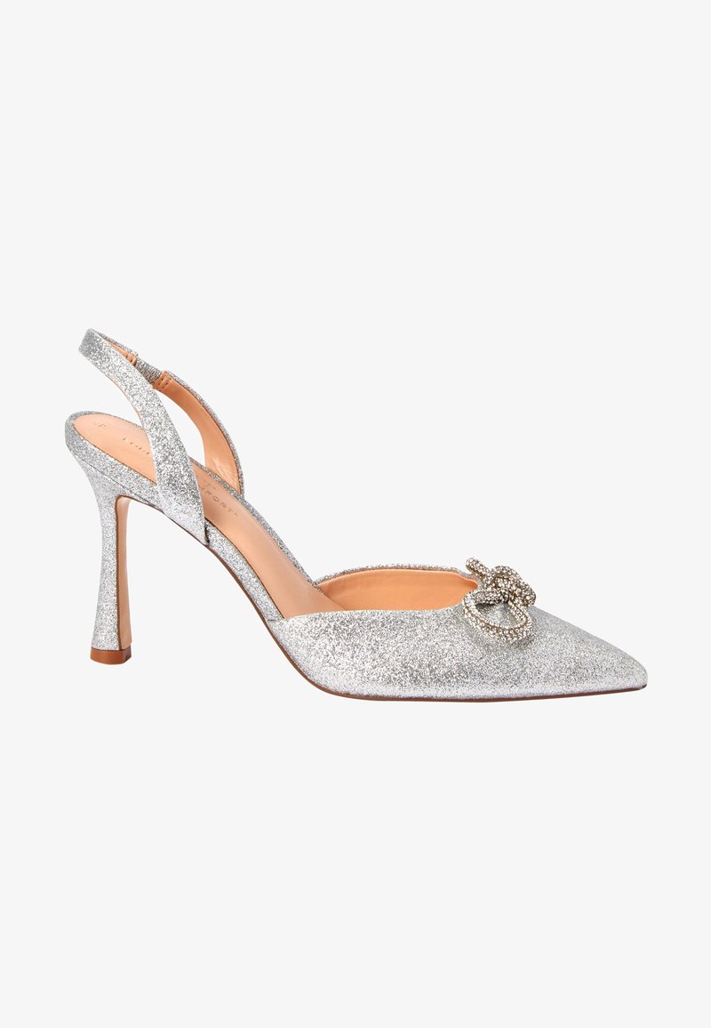 Chaussure à talon haut argentée pailletée avec bride arrière, bout pointu et nœud décoratif en strass sur le devant.