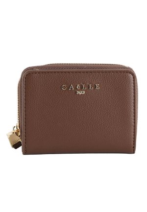 Portafoglio compatto in pelle marrone con zip dorata e logo metallico "CÅLLE Paris" sul davanti.