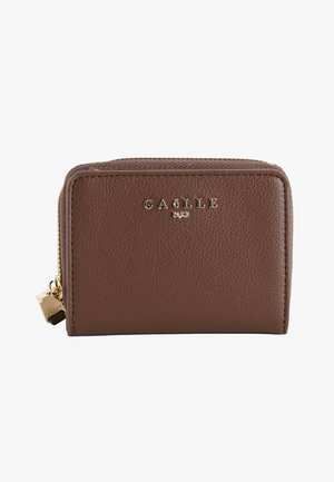Portafoglio compatto in pelle marrone con zip dorata e logo metallico "CÅLLE Paris" sul davanti.