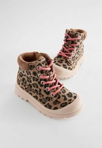 Bottes de cheville en imprimé léopard avec des lacets roses, un col rembourré et une semelle en caoutchouc beige avec un motif de semelle texturé.