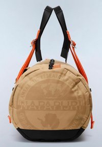Zaino rotondo beige con parte inferiore nera, dettagli arancioni e una cerniera. Presenta una grande stampa del logo e un tessuto resistente. Le maniglie sono robuste.