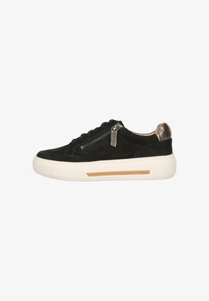Baskets en suède noir avec une semelle en caoutchouc blanc, dotées d'une fermeture éclair sur le côté, d'un laçage à l'avant et d'accents métalliques sur le talon.