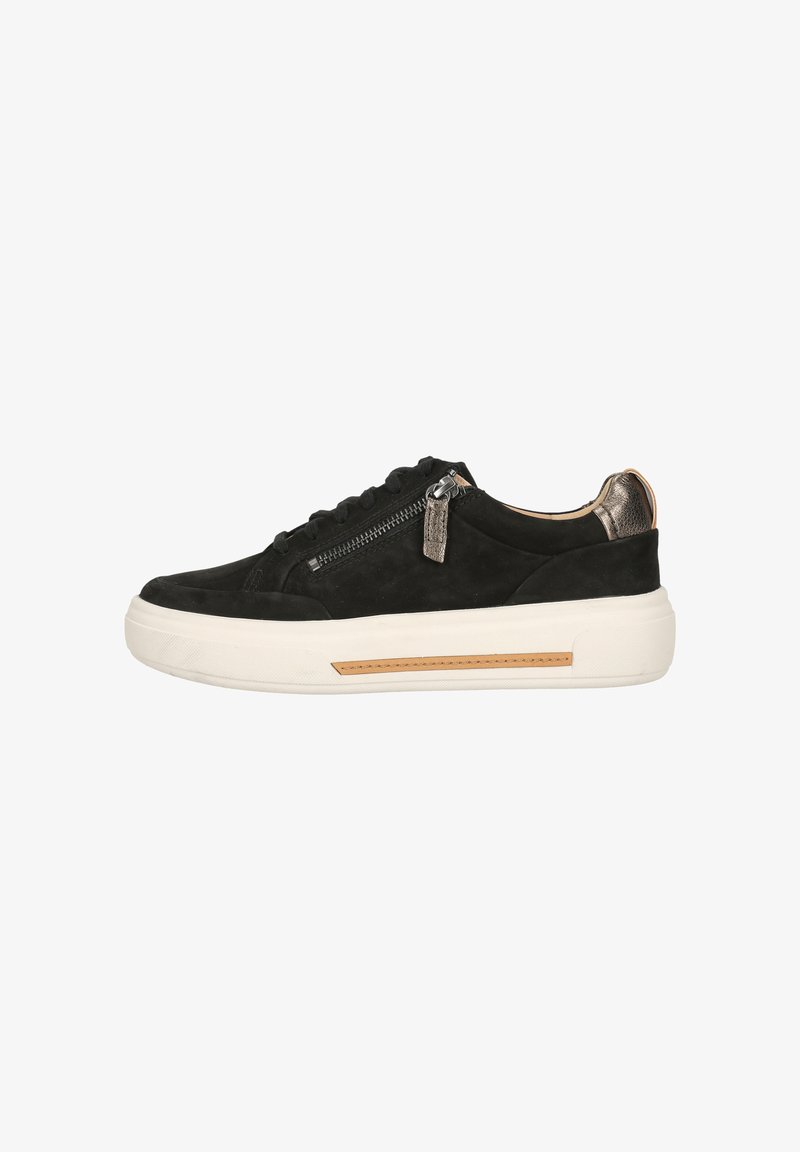 Schwarze Wildleder-Sneaker mit einer weißen Gummisohle, ausgestattet mit einem seitlichen Reißverschluss, schnürbarem Vorderteil und metallischen Akzenten an der Ferse.