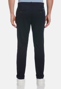 Marineblauwe broek met een gladde textuur, voorzien van twee achterzakken met ronde knopen en omgeslagen pijpen. Eenvoudig ontwerp, gemaakt van een katoenmix.