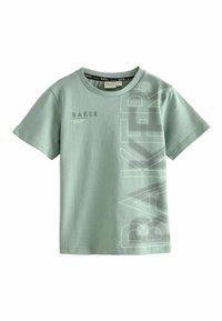 Zelené bavlněné tričko s grafickým designem a textem "BAKER" v různých písmech a velikostech, krátké rukávy a kulatý výstřih.