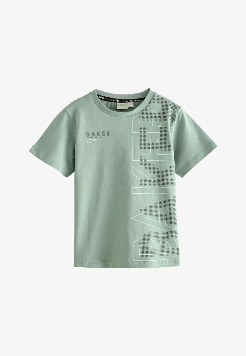 Zelené bavlněné tričko s grafickým designem a textem "BAKER" v různých písmech a velikostech, krátké rukávy a kulatý výstřih.