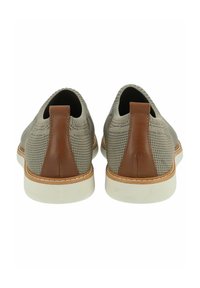 Šedé síťované boty s hnědými koženými akcenty, bílou podrážkou a texturovaným designem. Obsahují poutko na zadní straně pro snadné obouvání.