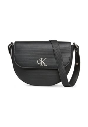 Sort tekstureret halvmåneformet crossbody-taske med justerbar rem, sølvfarvet "cK"-logo på frontklappen og metal hardware-tilbehør.