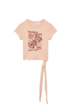 Perzikkleurige cropped t-shirt van een zachte stof, met een bloemenprint in donkerrood en een geknoopte onderrand.