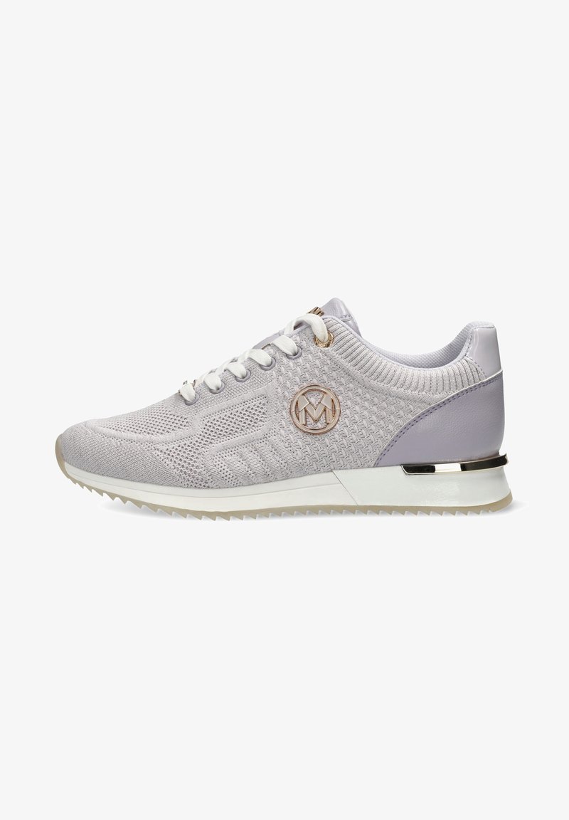 Hellgrauer Schuh für Sportaktivitäten mit gestrickter Textur, runder Form, weißen Schnürsenkeln, metallischen Akzenten und einem Logodetail an der Seite.