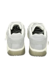 Graue Sportschuhe aus einer Kombination von Mesh- und Wildledermaterialien mit einer strukturierten Gummisohle und einem gepolsterten Schaft für zusätzlichen Komfort.