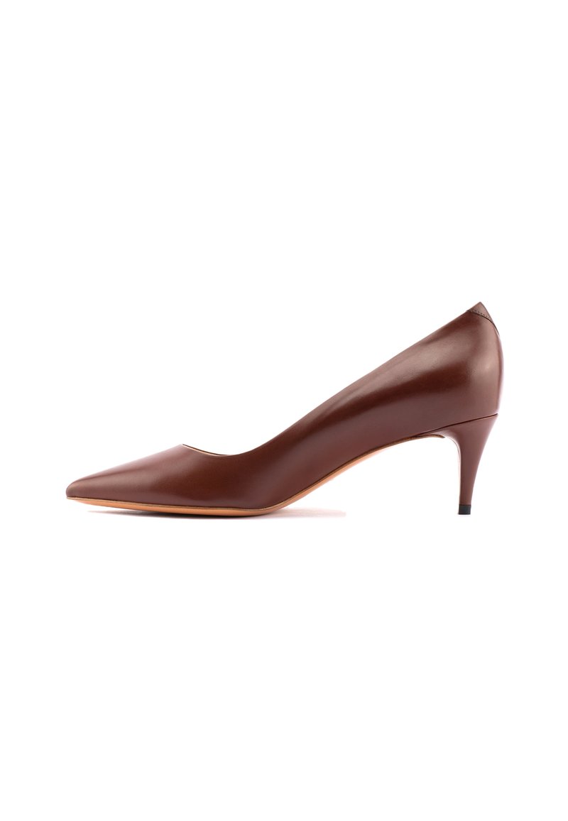Décolleté in pelle marrone con tacco alto, punta affusolata, design minimalista e tacco sottile. Texture liscia con una leggera lucentezza.