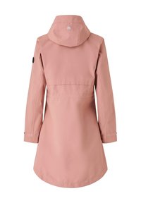 Chaqueta rosa impermeable con capucha, puños ajustables y una ventilación trasera. Presenta un logo en la parte posterior y acentos de botón en las mangas.