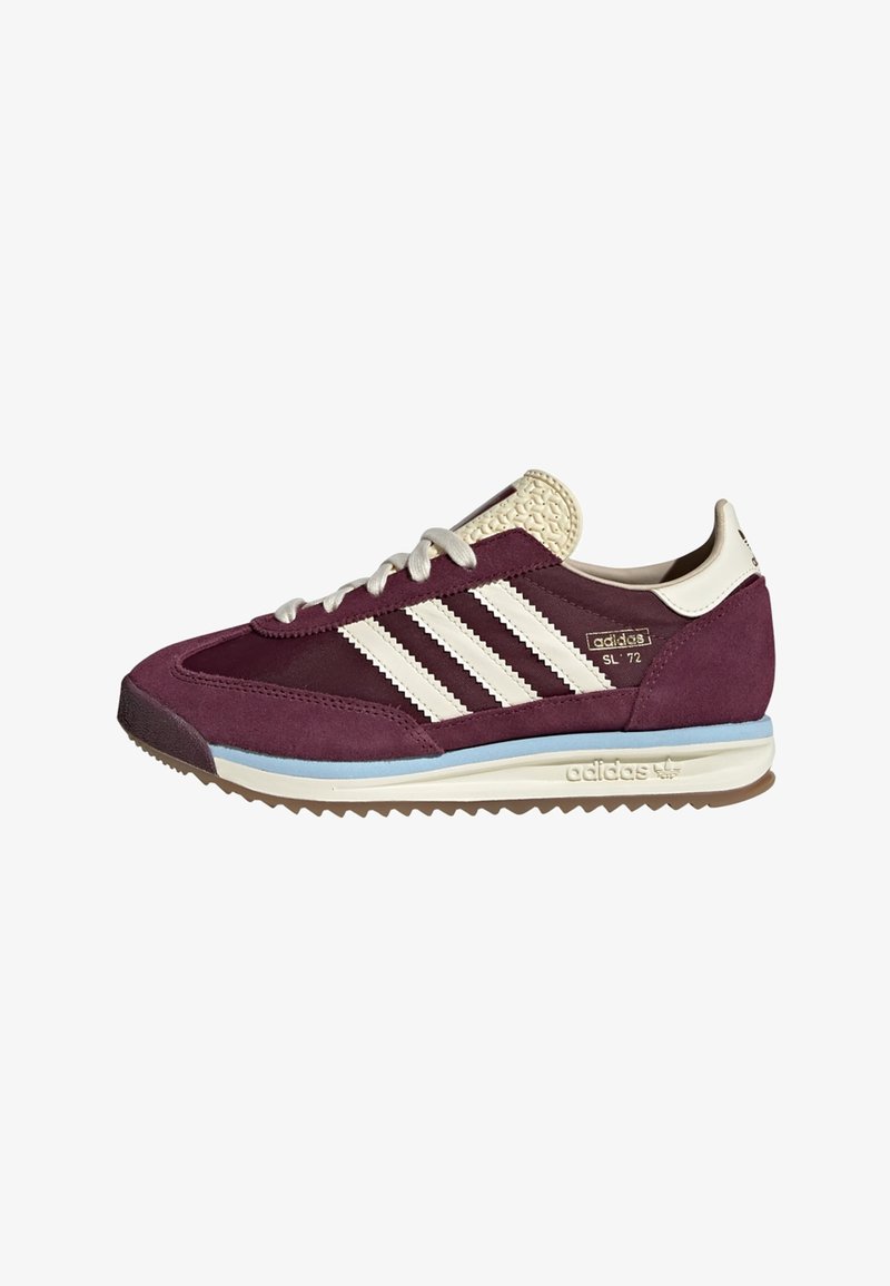 Χαμηλού προφίλ sneaker Adidas SL 72 σε σκούρο κόκκινο σουέντ με λευκές ρίγες, λεπτομέρεια ανοιχτού μπλε στο μεσαίο πέλμα και μπεζ κορδόνια και περιμετρικό μέρος στη φτέρνα.