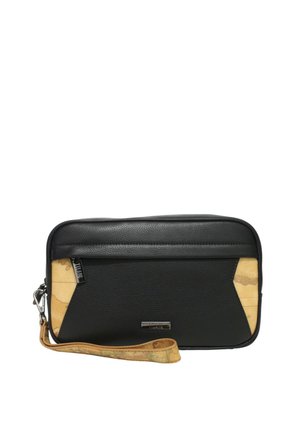 Clutch in pelle nera con superficie testurizzata, caratterizzato da accenti in marrone chiaro con motivo a mappa e una tracolla staccabile. Chiusura con zip nella parte superiore.