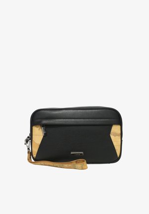 Clutch in pelle nera con superficie testurizzata, caratterizzato da accenti in marrone chiaro con motivo a mappa e una tracolla staccabile. Chiusura con zip nella parte superiore.