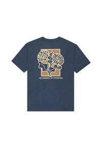 Marineblaue Baumwoll-T-Shirt mit einer beigen Blumengrafik auf quadratischem Hintergrund und dem Text "DAS GLEICHGEWICHT DER GEGENSÄTZE" darunter.