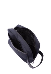 Borsa nera con texture, dotata di due scomparti con zip, uno dei quali include una tasca aggiuntiva. Presenta un corpo in tessuto e un manico in pelle.