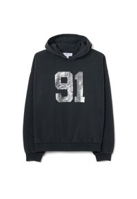 Felpa nera con cappuccio realizzata in tessuto morbido, con il numero "91" stampato sul davanti in argento usurato. Presenta un cappuccio con coulisse e polsini a costine.