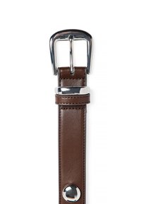Bruine leren riem met een glanzende zilveren gesp. Heeft een gladde textuur en een metalen accent nabij het bevestigingspunt.
