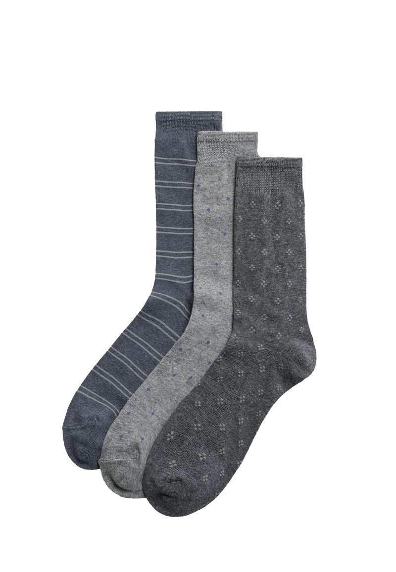 Tres pares de calcetines en varios tonos de gris: uno con rayas gris claro, uno con puntos azules y uno con un patrón de puntos texturizados.