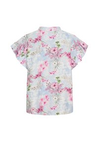 Blomstret bluse med lyseblå baggrund. Har lyserøde og hvide blomster, korte ærmer og et blødt, struktureret stof.