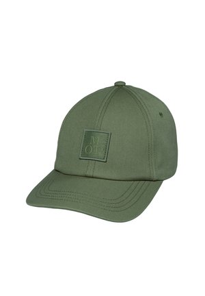 Groene honkbalpet met gebogen klep en een gestikt vierkant patch met de letters "MOP" op het voorpaneel.