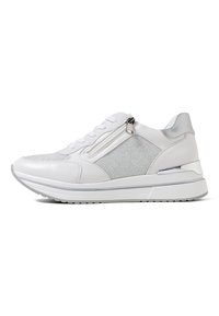 Sneaker bianco con una combinazione di pelle liscia e pannelli in mesh, dotato di cerniera laterale, punta arrotondata e suola testurizzata. Accenti argentati inclusi.